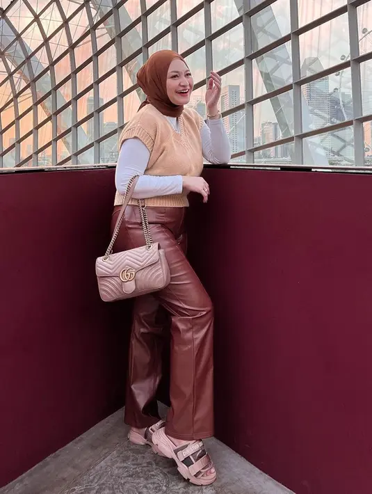Bahkan Nathalie Holscher juga disebut sebagai busui yang langsung langsing. Kecantikannya memang begitu terpancar pada setiap foto yang dibagikan. Kali ini, ia tampil stylish mengenakan vest yang dipadukan dengan kulot yang matching.(Liputan6.com/IG/@nathalieholscher)