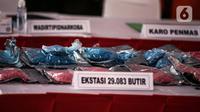 Barang bukti dihadirkan saat pemusnahan barang bukti narkotika di Jakarta, Rabu (24/8/2022). Tersangka dan barang bukti yang disita berasal dari operasi pada periode 25 Mei 2022 hingga 20 Juli 2022. (Liputan6.com/Faizal Fanani)
