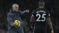 Pelatih Manchester United, Jose Mourinho (kiri) memberikan instruksi kepada Antonio Valencia saat melawan Arsenal pada lanjutan Premier League di Emirates Stadium, London, (2/12/2017). MU kandaskan Arsenal 3-1. (AFP/Adrian Dennis)