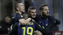 Pemain Inter Milan, Ivan Perisic (kiri) merayakan golnya ke gawang Chievo bersama rekan-rekannya pada lanjutan Serie A di San Siro stadium, Milan, (14/1/2017). Inter menang 3-1. (AP/Luca Bruno)
