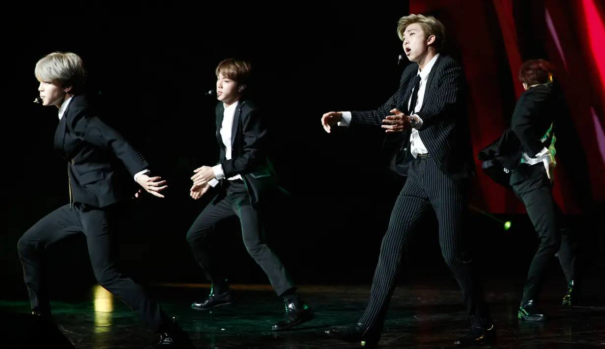 Boyband K-pop, BTS tampil dalam konser negara persahabatan antara Korea Selatan dan Prancis, di Paris, Minggu (14/10). Pada acara bertajuk “Resonance of Korean Musicians” tersebut BTS tampil dalam balutan setelan jas resmi. (YOAN VALAT/POOL/AFP)