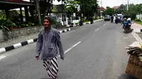    Dengan berbusana khas Jawa, Slamet Raharjo seorang warga Dusun Banjarwaru, Desa Gilangharjo, Kecamatan Pandak, Bantul, menepati nazar dengan berjalan kaki sekitar lima kilometer. (Liputan6.com/Switzy Sabandar)