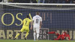 Gelandang Villarreal, Gerard Moreno mencetak gol lewat titik penalti selama pertandingan lanjutan La Liga Spanyol di Estadio De La Ceramica di Villareal, Spanyol, Sabtu (7/1/2023). Kemenangan ini mengantar Villarreal naik ke peringkat lima usai mengoleksi 27 poin. (AP Photo/Alberto Saiz)