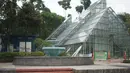 Suasana Taman Menteng yang sepi pengunjung karena ditutup di Jakarta, Selasa (3/11/2020). Masih tingginya kasus covid-19 menyebabkan sejumlah fasilitas umum dan fasilitas sosial di Ibu Kota belum beroperasi normal sejak ditutup selama beberapa bulan lalu. (Liputan6.com/Immanuel Antonius)