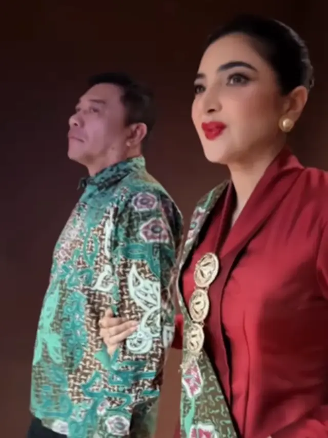 Model Batik Sarimbit Ashanty dan Anang di Wisuda Sarah Menzel