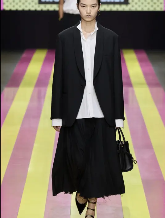 <p>Siluat yang tegas menggambarkan pesona para perempuan yang mandiri. [Foto: Christian Dior.dok]</p>