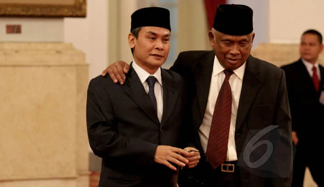 Pelaksana Tugas (Plt) pimpinan KPK, Taufiqurahman Ruki (kanan) bersama Johan Budi berbincang sebelum mengikuti gladi bersih pelantikan di Istana Merdeka, Jakarta, Jumat (20/2/2015). (Liputan6.com/Faizal Fanani)