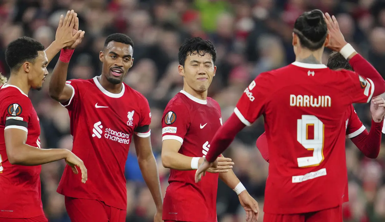 Pemain Liverpool, Wataru Endo (tengah) melakukan selebrasi bersama rekannya setelah mencetak gol kedua timnya ke gawang Toulouse pada laga Grup E Liga Europa 2023/2024 di Anfield, Liverpool, Ingggris, Jumat (27/10/2023). Itu merupakan gol pertama Endo sejak berseragam Liverpool. (AP Photo/Jon Super)
