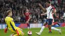 Pada babak kedua Inggris memperoleh beberapa peluang. Sontekan Raheem Sterling masih mampu dipatahkan oleh kiper Hongaria, Peter Gulacsi. (AP/Kirsty Wigglesworth)
