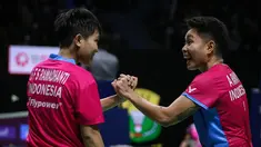 Setelah meloloskan 3 wakilnya ke babak 16 besar pada sesi pagi hingga sore di hari kedua Turnamen Bulu Tangkis East Ventures Indonesia Open 2022 di Istora Senayan, Jakarta, Rabu (15/6/2022), Indonesia kembali menambah 4 wakilnya usai mengalahkan lawan-lawannya di sesi sore hingga malam. Salah satunya adalah ganda putri Apriyani Rahayu/Siti Fadia Silva Ramadhanti yang menggusur ganda kuat Jepang unggulan ke-5, Mayu Matsumoto/Wakana Nagahara. (Bola.com/Bagaskara Lazuardi)