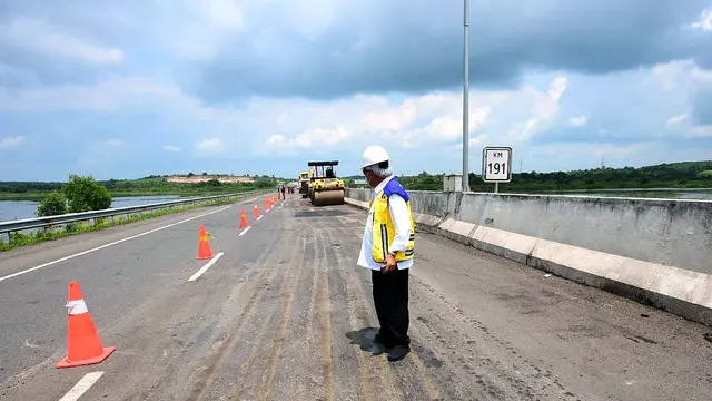 Menteri PUPR Basuki Hadimuljono meninjau kondisi Jalan Tol Trans Sumatera ruas Tol Terbanggi Besar-Pematang Panggang-Kayu Agung di Lampung, dan sebagian ruas Kayu Agung-Palembang-Betung (Kapalbetung). (Dok Kementerian PUPR)