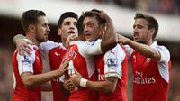  Theo Walcott celebrates with Mesut Ozil and team mates after scoring the first goal for Arsenal Reuters / Dylan Martinez