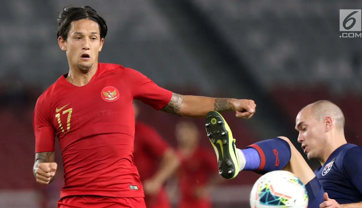 Pemain Timnas Indonesia, Irfan Bachdim berebut bola dengan pemain Thailand pada laga Grup G Penyisihan Kualifikasi Piala Dunia 2022 zona Asia di Stadion Utama Gelora Bung Karno, Jakarta, Selasa (10/9/2019). Babak pertama kedua tim bermain imbang 0-0. (Liputan6.com/Helmi Fithriansyah)