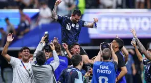 Lionel Messi (tengah) merayakan kemenangan  Argentina atas Inggris bersama rekan-rekannya seusai laga semifinal Piala Dunia 2026 di Atlanta Stadium, Atlanta, Georgia, Kamis (16/7/2026) dini hari WIB. (Buda Mendes/Getty Images/AFP)