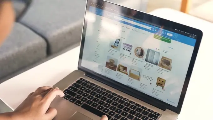 Pelanggan membuka website Blibli untuk belanja online produk lokal (ilustrasi produk Uwitan, brand furnitur lokal asal Yogyakarta)