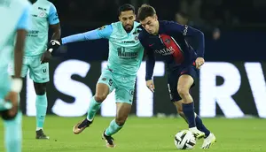 Gelandang Paris Saint-Germain (PSG) Manuel Ugarte berebut bola dengan penyerang Montpellier Musa Al-Taamari pada laga Ligue 1 2023/2024 pekan 11 di Parc des Princes, Sabtu (4/11/2023) dini hari WIB. (AP Photo/Aurelien Morissard)