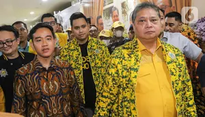 Ketua Umum Partai Golkar Airlangga Hartarto (kiri) didampingi  Wali Kota Solo Gibran Rakabuming Raka menghadiri Rapimnas II Partai Golkar di Kantor DPP Partai Golkar, Jakarta, Sabtu (21/10/2023). (Liputan6.com/Angga Yuniar)