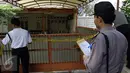 Petugas Polisi saat menyegel rumah dinas perwira tinggi Polri di Jl. Wijaya XV, Kebayoran Baru, Jakarta, Selasa (15/9/2015). Penertiban dilakukan karena 12 rumah tersebut sudah tidak ditempati oleh anggota aktif Kepolisian. (Liputan6.com/Yoppy Renato)