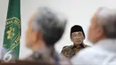 Fuad Amin mendengarkan keterangan saksi saat mengikuti sidang lanjutan di Pengadilan Tipikor, Jakarta, Senin (10/8/2015). Agenda sidang mendengarkan keterangan 16 saksi dari SKPD Bangkalan dan pihak bank. (Liputan6.com/Helmi Afandi)