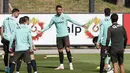 Penyerang Portugal, Cristiano Ronaldo saat mengikuti sesi latihan tim di Oeiras, luar Lisbon, Kamis (3/6/2021). Portugal akan menghadapi Spanyol dalam pertandingan persahabatan internasional pada Sabtu (5/6/2021). (AP Photo/Armando Franca)