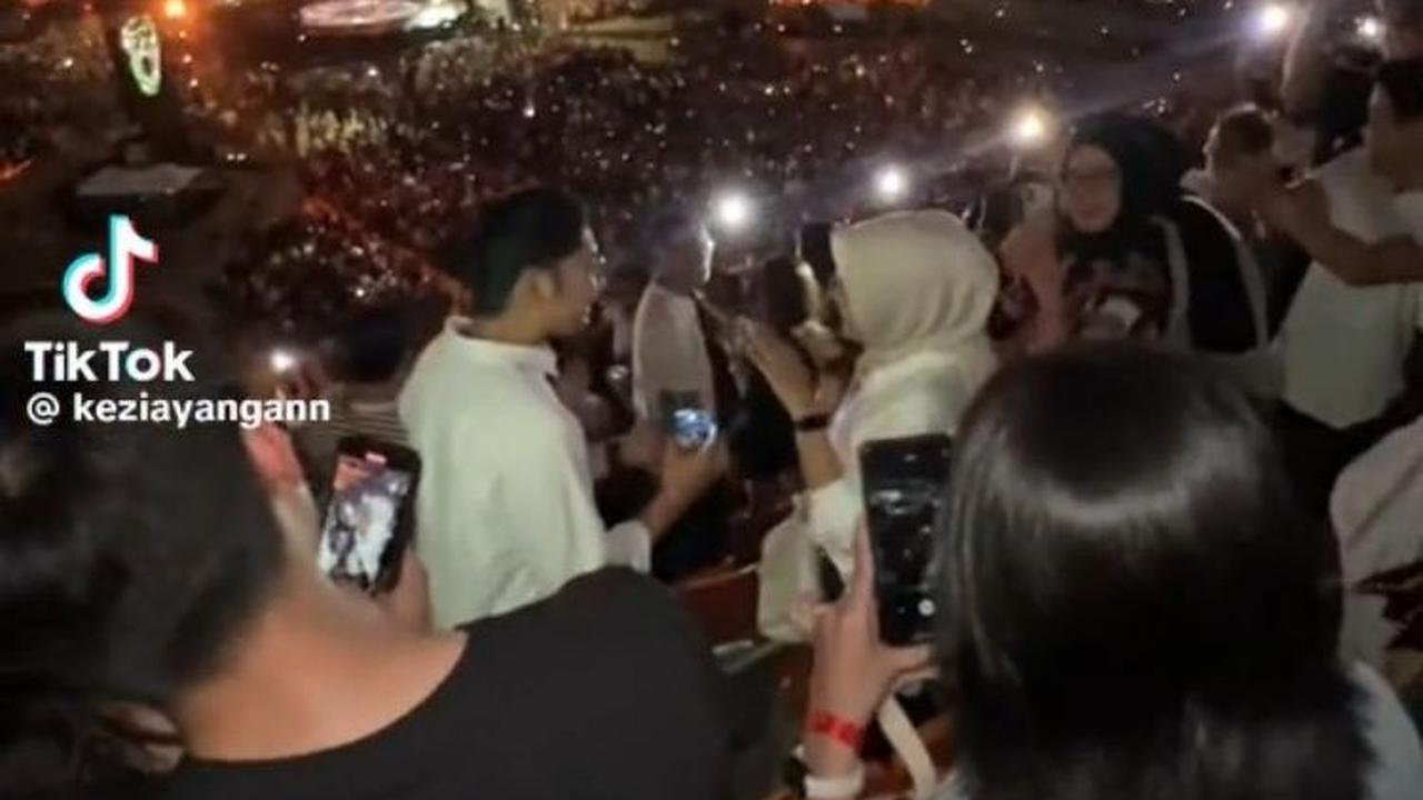 Momen Pria Lamar Kekasih di Konser Ed Sheeran Ini Viral, Bikin Iri