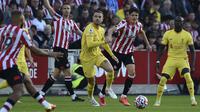 Gelandang Liverpool, Jordan Henderson berebut bola dengan gelandang Brentford, Christian Norgaard (kedua kanan) pada matchday keenam Liga Inggris di Brentford Community Stadium, Sabtu (25/9/2021). Liverpool ditahan imbang 3-3 oleh tuan rumah Brentford. (AP Photo/Rui Vieira)