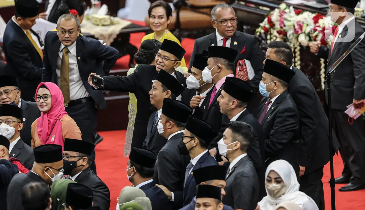 Anggota dewan berfoto usai Sidang Tahunan MPR dan Sidang Bersama DPR - DPD Tahun 2022 di Gedung Nusantara, Kompleks Parlemen, Senayan, Jakarta, Selasa (16/8/2022). Sidang dihadiri langsung oleh Presiden Joko Widodo (Jokowi), Wakil Presiden Ma'ruf Amin, serta jajaran menteri-menteri kabinet Jokowi serta para ketua lembaga. (Liputan6.com/Johan Tallo)