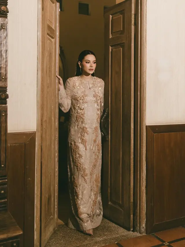 Aura Keibuan Alyssa Daguise Makin Terpancar dalam Busana Sapto Djojokartiko di Tasyakuran 7 Bulanan