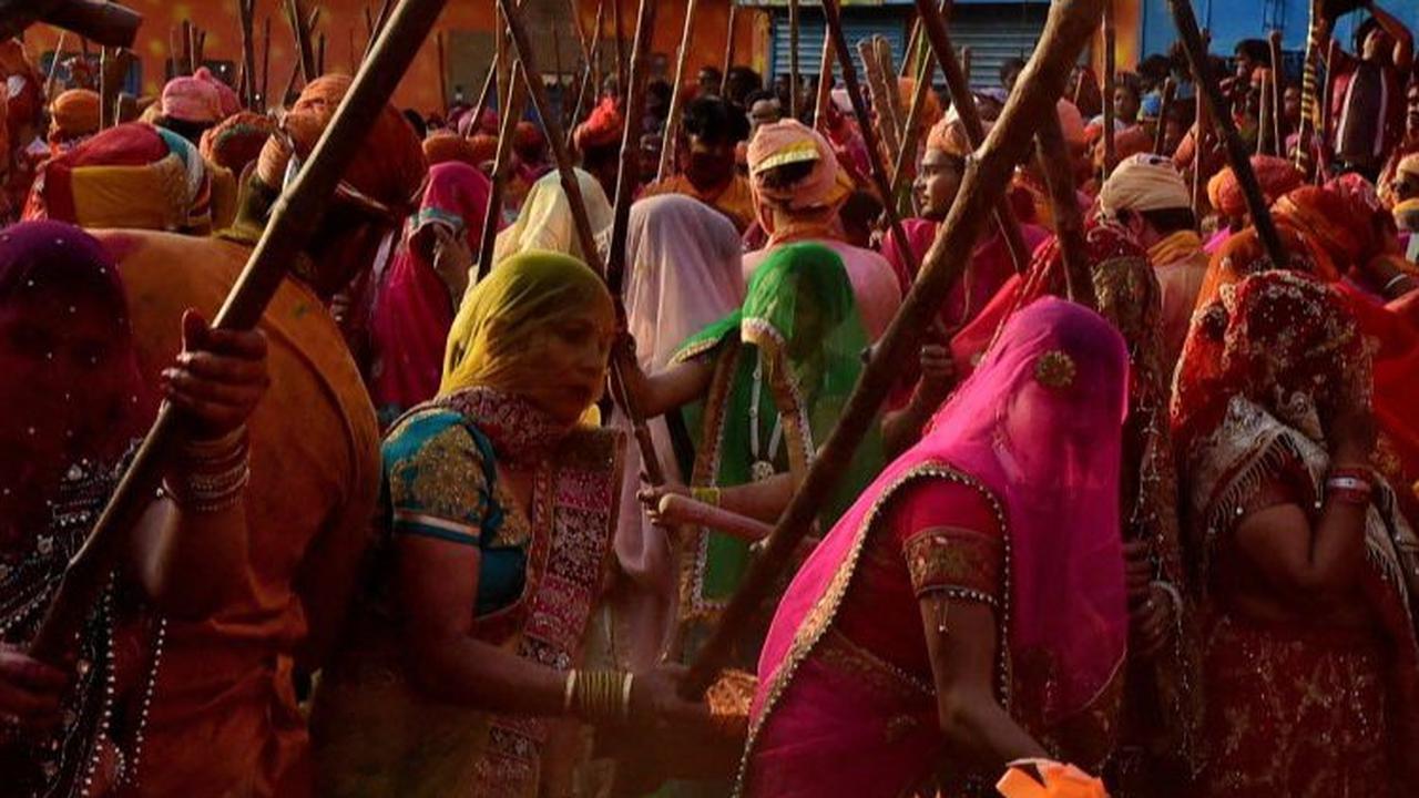 Suasana kemeriahan Festival Holi di sebuah kuil di Kota Nandgaon, Uttar Pradesh, India, pada 19 Maret 2024.&nbsp;REUTERS/Ritesh Shukla