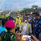 Menteri PUPR Basuki Hadimuljono meninjau lokasi penanganan banjir rob dan tanggul laut yang jebol di Pelabuhan Tanjung Emas. (Dok Kementerian PUPR)