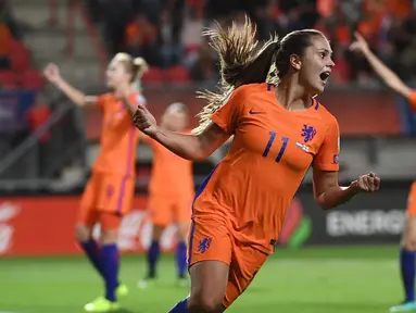 Gelandang Belanda, Lieke Martens melakukan selebrasi usai saat merayakan gol ketiga timnya saat pertandingan semifinal UEFA Women's Euro 2017 antara Belanda dan Inggris di Stadion FC Twente, di Enschede (3/8). (AFP Photo/John Thys)