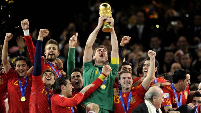 Bersama timnas Spanyol, kariernya pun cukup mentereng. Ia adalah kapten yang membawa Tim Matador menjuarai Piala Dunia 2010, Euro 2008 dan 2012. (AFP/Javier Soriano)