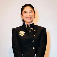 Penampilan Dian Sastrowardoyo di Busan International Film Festival tentu tak boleh dilupakan. Ia mengenakan custom side cut beskap bersiluet kebaya janggan rancangan Wilsen Willim. [Foto: Instagram/therealdisastr]