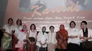 Kartini masa kini berfoto bersama usai nonton bareng film Kartini di kawasan Senayan, Jakarta, Jumat (7/4). Film Kartini yang dibintangi Dian Sastro mendapat apresiasi dari para penontonnya. (Liputan6.com/Herman Zakharia)