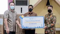 Menkes Budi Gunadi Sadikin dan Menparekraf Sandiaga Uno menerima bantuan konsentrator oksigen dari Trip.com (Dok. Trip.com Group)