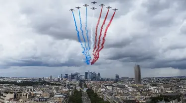 Angkatan Udara Prancis Patrouille de France tampil saat latihan untuk parade Hari Bastille di Paris Senin (12/7/2021). Hari Bastille adalah hari libur nasional Prancis yang memperingati awal Revolusi Prancis pada 14 Juli 1789. (AP Photo/Lewis ceria)