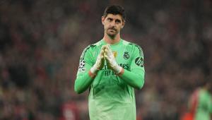 Kiper Real Madrid, Thibaut Courtois, meninggalkan lapangan setelah pertandingan Liga Champions antara Liverpool dan Real Madrid di Liverpool, Inggris, Rabu (5-11-2025) dini hari WIB. (Foto AP/Jon Super)