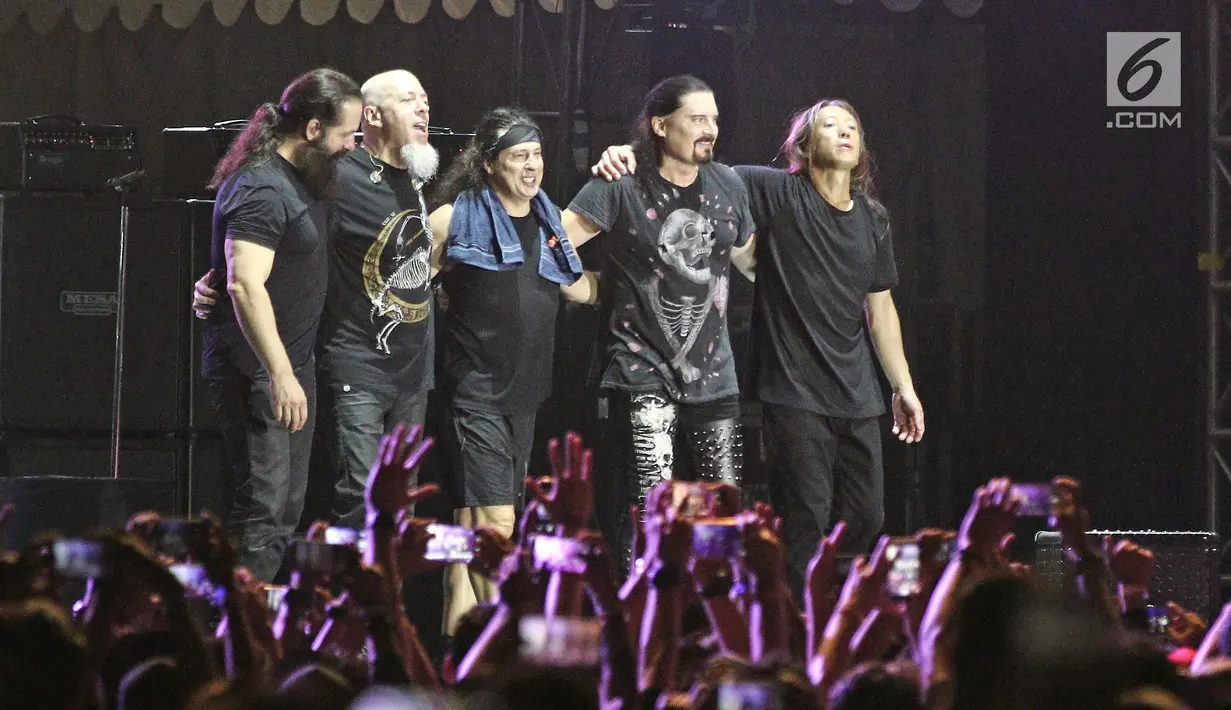 Personel band Dream Theater menyapa penonton usai tampil di hari kedua JogjaRockarta International Music Festival 2017 di Stadion Kridosono, Jogjakarta, Sabtu (30/9). (Liputan6.com/Herman Zakharia)