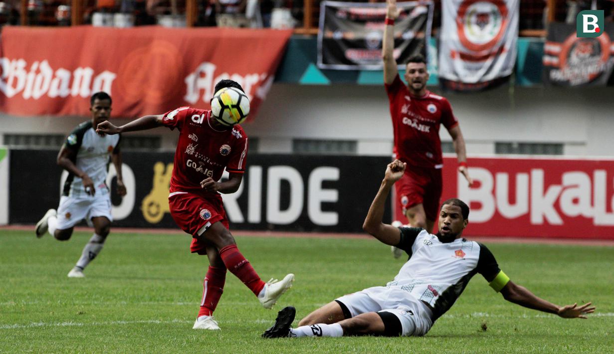 Gelandang Persija Jakarta, Ramdani Lestaluhu, berusaha melepaskan tendangan saat melawan PS Tira pada laga Liga 1 di Stadion Wibawa Mukti, Jawa Barat, Sabtu (10/11). Kedua klub bermain imbang 0-0. (Bola.com/Yoppy Renato)