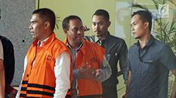 Ketua DPRD Kota Malang Abdul Hakim (kiri) serta anggota DPRD Kota Malang Imam Fauzi (dua kiri) usai diperiksa KPK, Jakarta, Jumat (6/4). Abdul Hakim serta empat anggota DPRD Kota Malang ditetapkan sebagai tersangka oleh KPK. (Liputan6.com/Herman Zakharia)