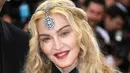 Senyum Madonna saat berpose menghadiri ajang Met Gala 2016 di Metropolitan Museum of Art, New York, Senin (2/5). Madonna hadir bersama desainer Riccardo Tisci dengan busana yang nyentrik dan transparan. (AFP/Larry Busacca)