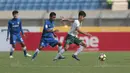 Pemain PS TNI U-19, Aji Kusuma berusaha melewati adangan pemain Persib U-19, Syafril Lestaluhu pada lanjutan Liga 1 2017 U-19 di Stadion Si Jalak Harupat, Sabtu (05/8/2017). (Bola.com/Nicklas Hanoatubun)