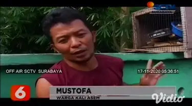 Satu dari dua mobil offroad yang terseret arus sungai di Kali Asem kaki Gunung Semeru, Lumajang, pada Senin pagi (16/11) masih tertahan. Ridho bersama rekannya berniat mencuci mobil dan tiba-tiba arus air di Kali Asem menjadi deras.