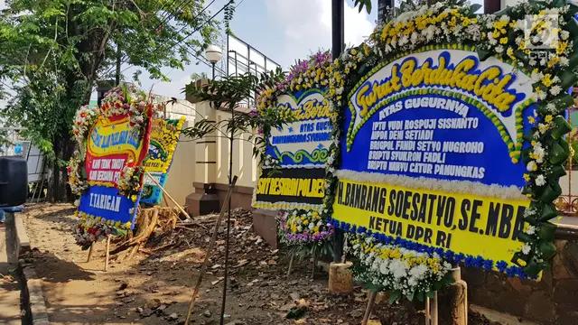 Karangan Bunga Untuk Polisi Gugur Hiasi Pekarangan Mako Brimob
