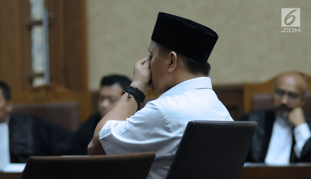 Bupati Lampung Tengah nonaktif, Mustafa saat menjalani sidang dakwaan di Pengadilan Tipikor, Jakarta, Senin (14/5). Atas dakwaan dari penuntut umum, Mustafa mengaku tidak akan mengajukan eksepsi atau nota keberatan. (Liputan6.com/Helmi Fithriansyah)