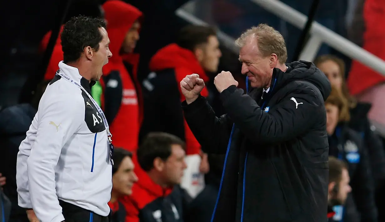 Pelatih Newcastle, Steve McClaren (kanan) bergembira usai Georginio Wijnaldum mencetak gol kedua untuk Newcastle pada lanjutan Liga Inggris di Stadion St James' Park, Inggris (6/12). Newcastle menang atas Liverpool dengan skor 2-0. (Reuters/Lee Smith)