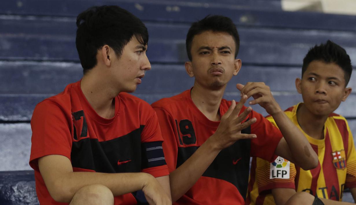 Para pesepak bola tuna rungu berdiskusi menggunakan bahasa isyarat saat akan bertanding pada Kejuaraan Futsal Tuna Rungu di GOR Ciracas, Jakarta, Sabtu (7/11/2015). (Bola.com/Vitalis Yogi Trisna)