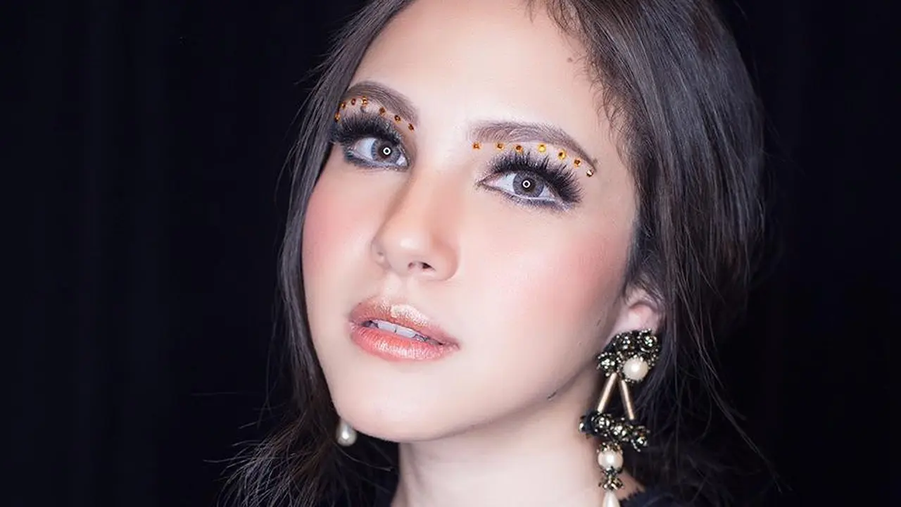 Fungsi Lain Highlighter: Mempertegas Makeup Mata dan Lebih Dramatis