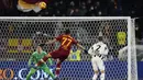 AS Roma langsung unggul 2-1 saat babak kedua berjalan satu menit. Selepas menerima umpan Lorenzo Pellegrini, Henrikh Mkhitaryan melepaskan tendangan yang membentur Mattia De Sciglio hingga bola mengaarah ke pojok kanan gawang Wojciech Szczesny. (AP/Alessandra Tarantino)