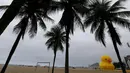Balon raksasa berbentuk bebek terlihat di pantai Copacabana, Brasil, Minggu (25/10). Kampanye "I will not pay the Duck" ini diselenggarakan oleh Federasi Industri Rio de Janeiro ini mengacu pada industri yang membayar pajak tinggi. (REUTERS/Sergio Moraes)